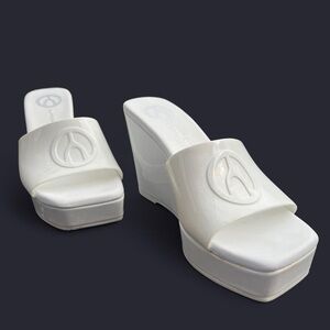 White Wishbone Wedges - Size: 6